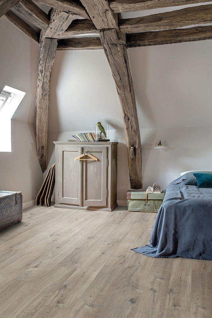 Linoléum imitation bois dans une chambre