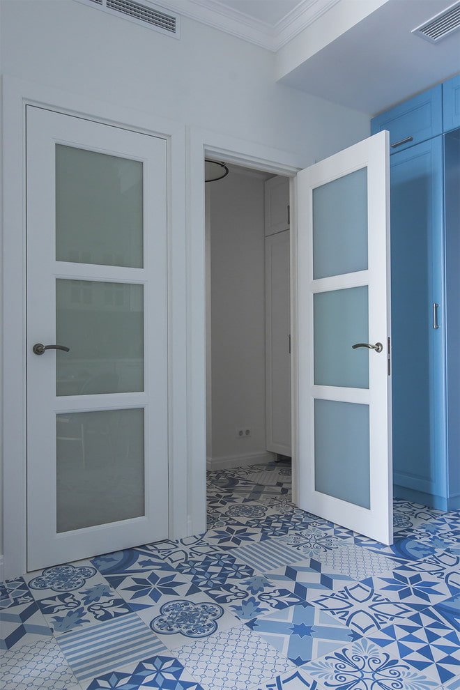 Linoléum blanc et bleu dans le couloir