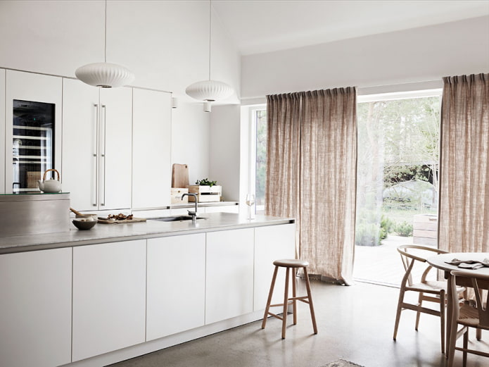 rideaux en lin dans l'intérieur de la cuisine