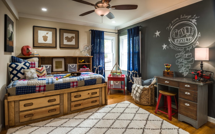 rideaux en lin bleu à l'intérieur de la chambre de bébé