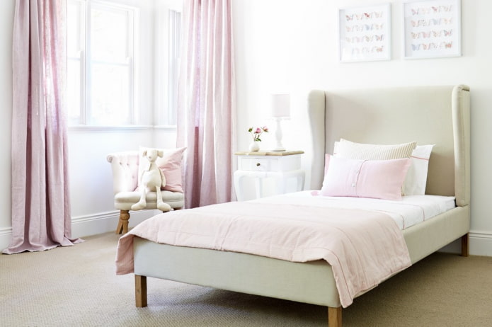 Rideaux en lin à l'intérieur d'une chambre d'enfant