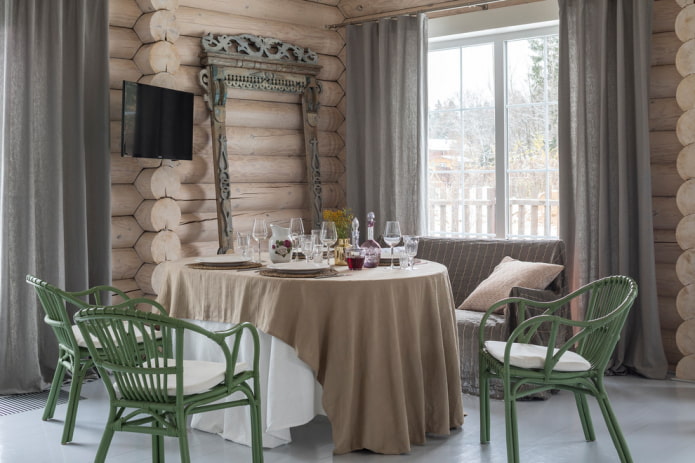Rideaux en lin dans une maison en bois
