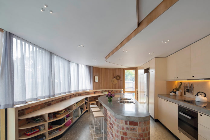 Rideaux courts en lin à l'intérieur de la salle à manger