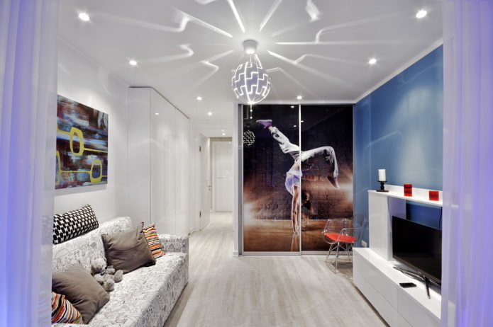 Plafond tendu avec un lustre dans la chambre de bébé