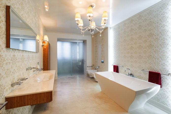 Plafond tendu avec lustre dans la salle de bain
