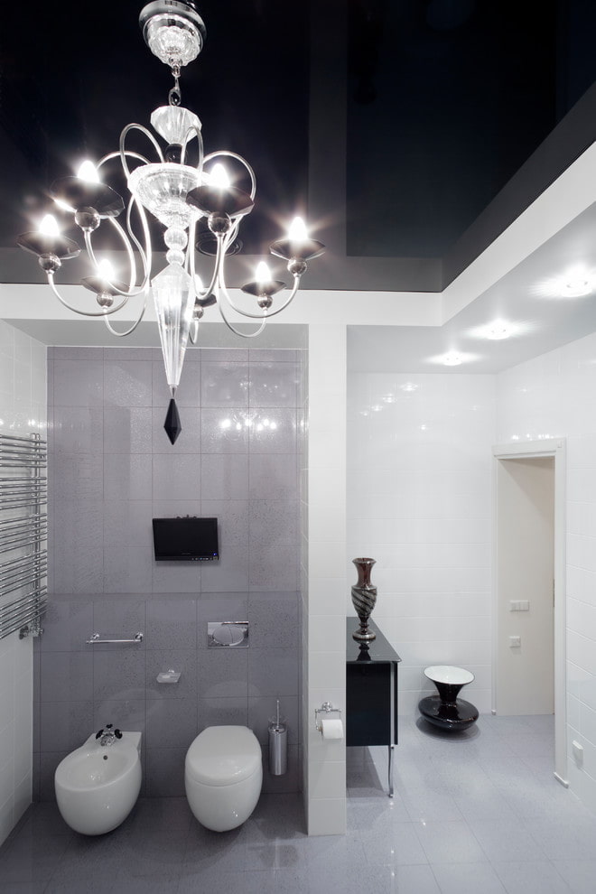 Plafond tendu avec lustre dans la salle de bain