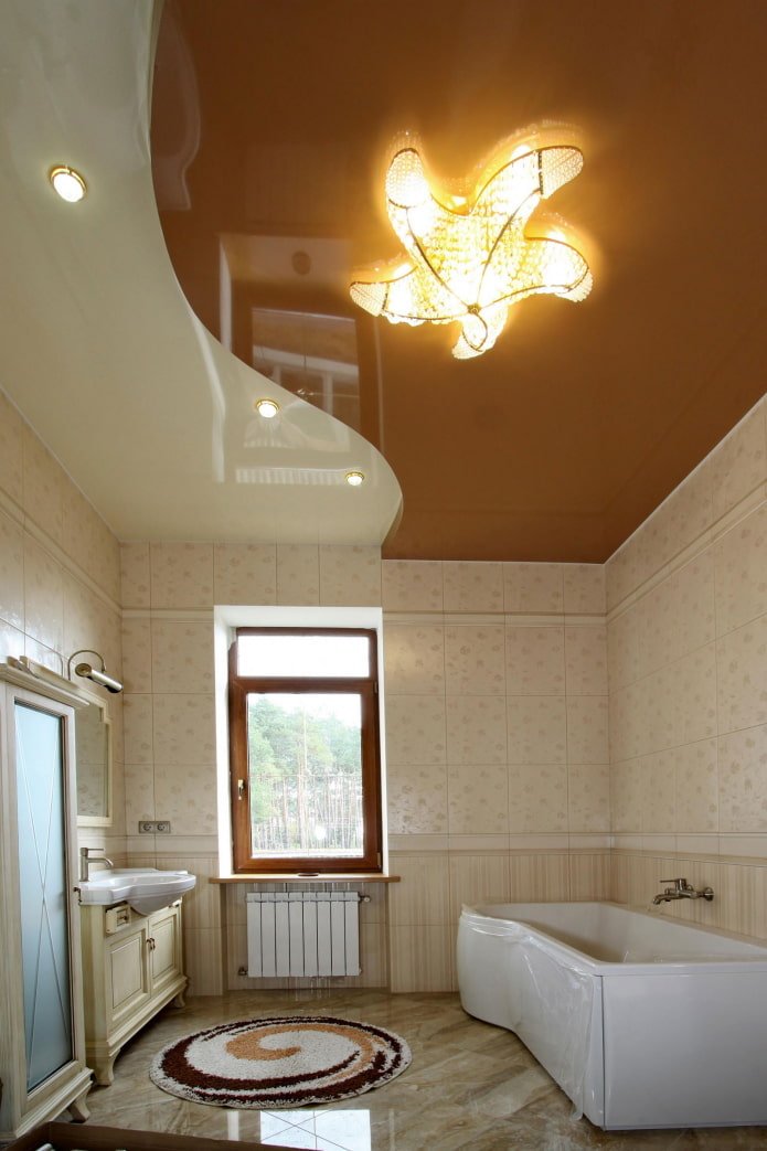 Plafond tendu avec lustre dans la salle de bain