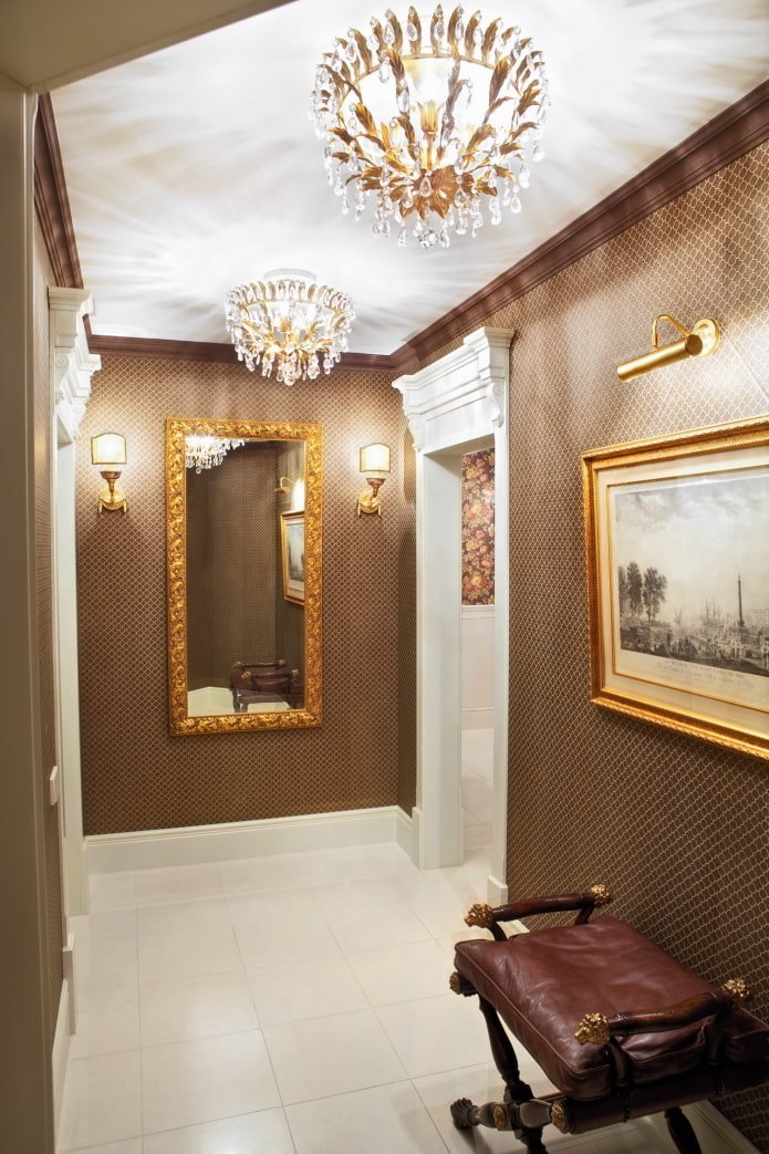 Plafond tendu avec un lustre dans le couloir