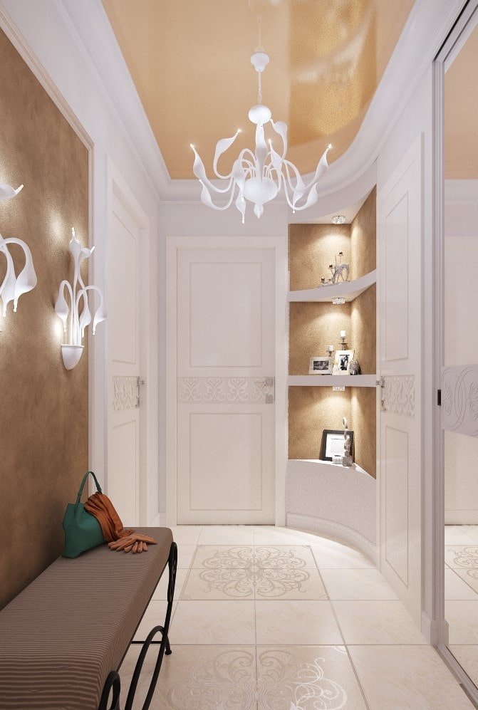 Plafond tendu avec un lustre dans le couloir