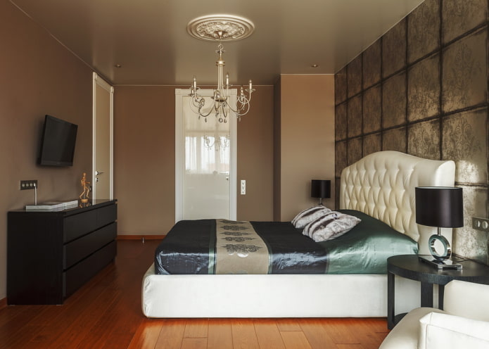 Plafond tendu avec lustre en décoration intérieure