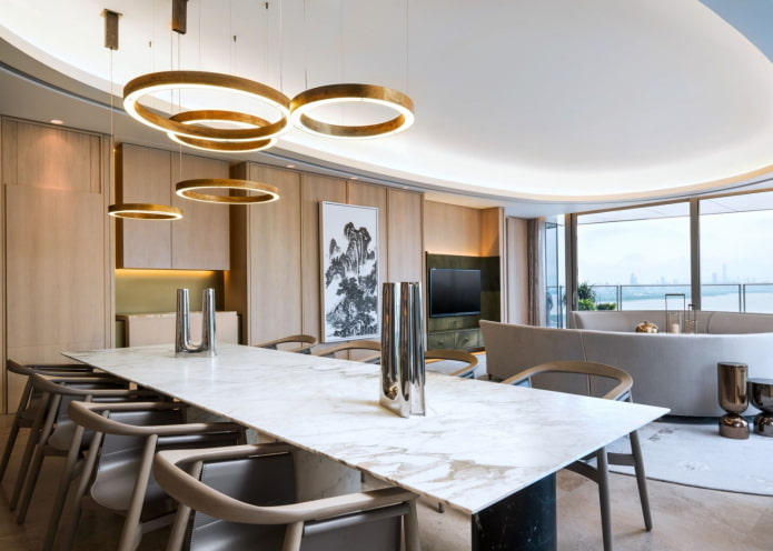 Plafond tendu avec lustre en décoration intérieure
