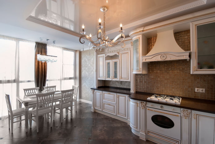 Plafond tendu avec lustre dans la cuisine