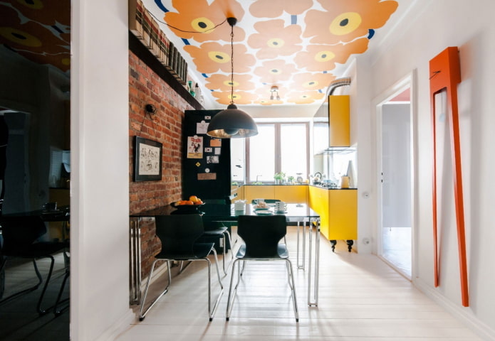 plafond tendu avec lustre dans la cuisine