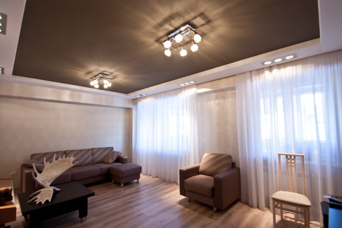 Plafond tendu avec un lustre à l'intérieur