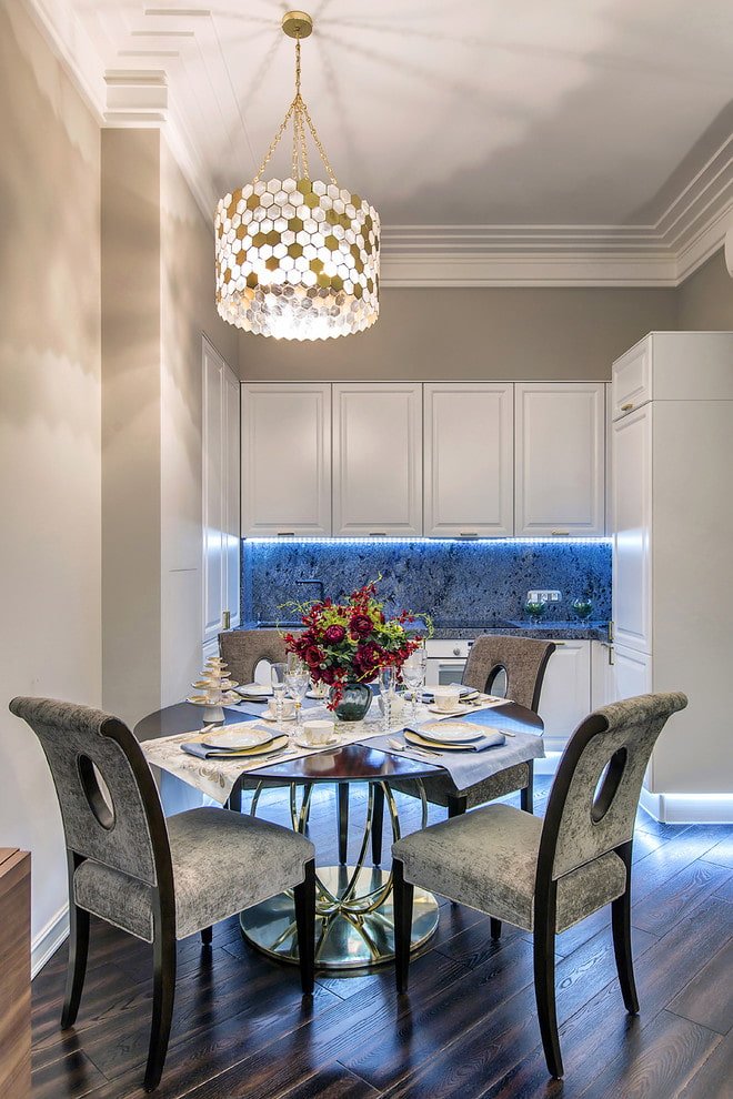 Lustre au-dessus de la table à manger dans la cuisine