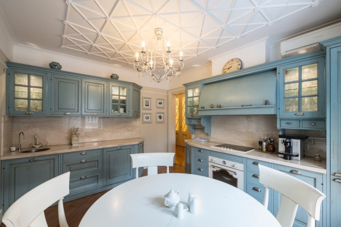 lustre dans un intérieur de cuisine de style provençal