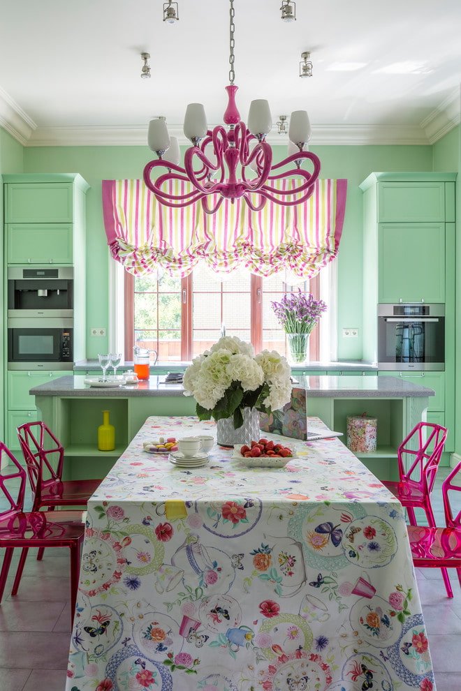 Lustre au plafond dans une cuisine