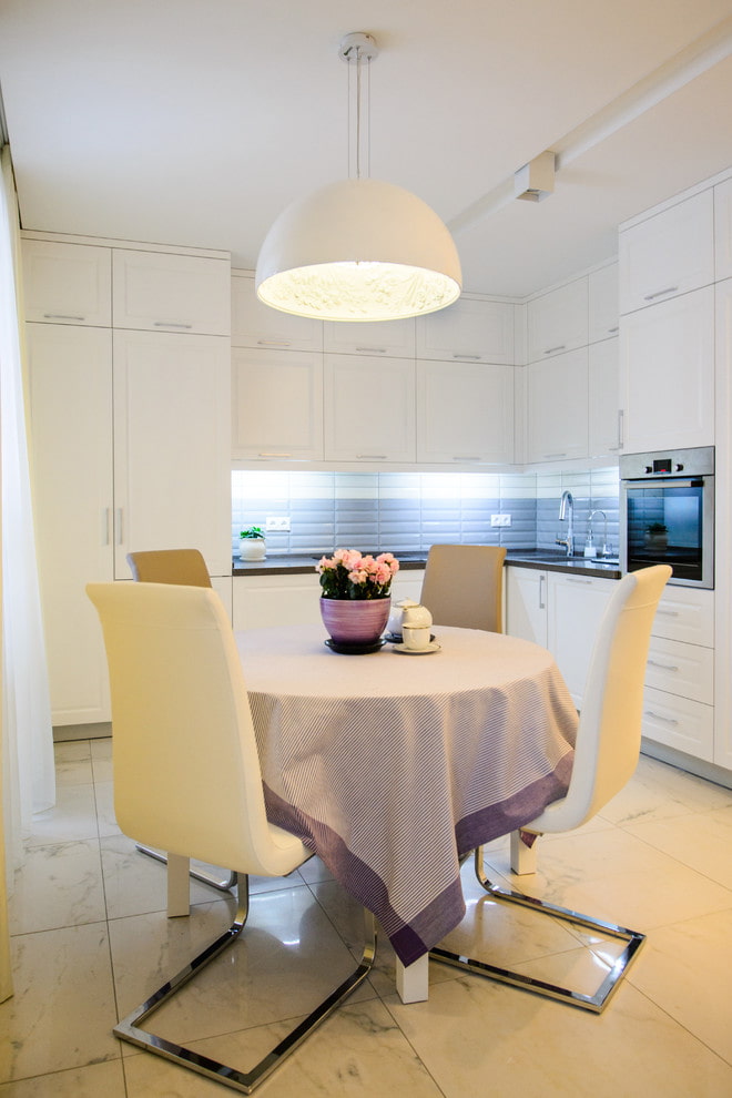 Lustre au plafond dans une Intérieur de cuisine