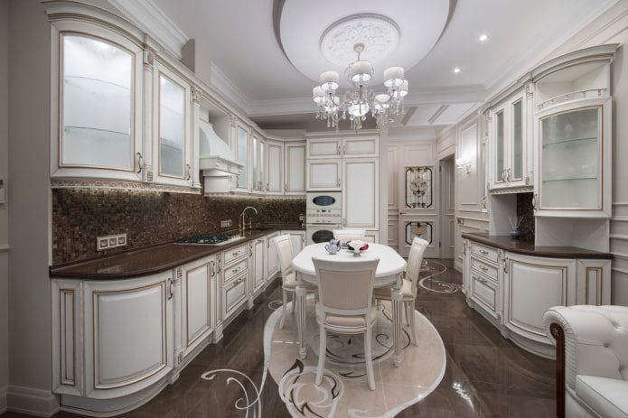 Lustre dans une cuisine de style classique