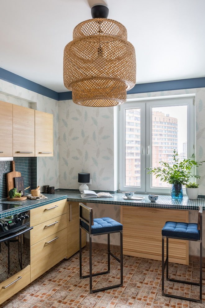 Lustre au plafond dans la cuisine