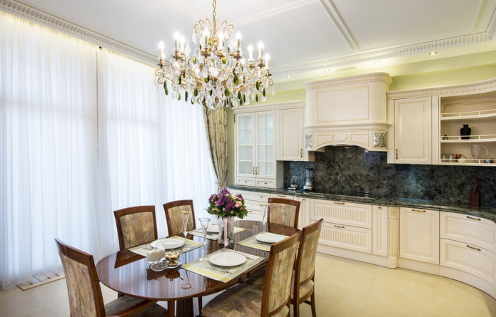 Lustre dans une cuisine de style classique