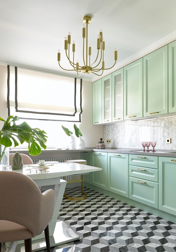 Lustre au milieu du plafond dans la cuisine