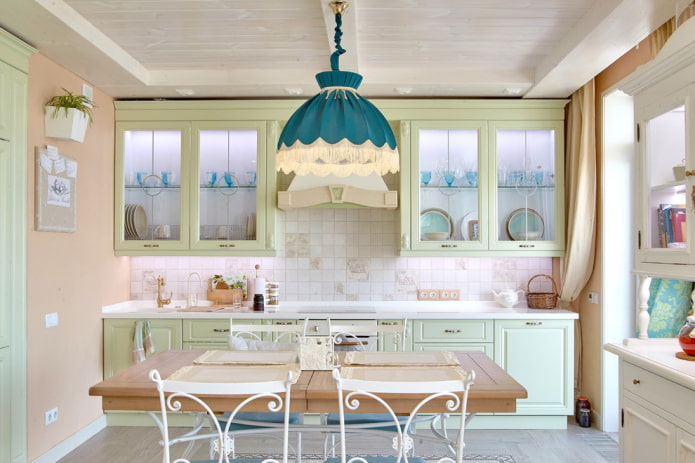 Lustre dans la cuisine provençale