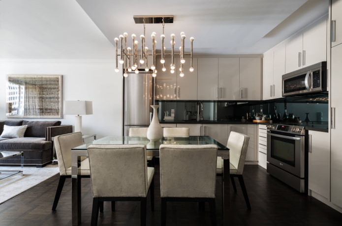 Lustre au plafond dans la cuisine