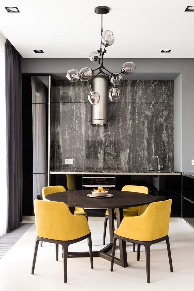 Lustre au plafond dans la cuisine