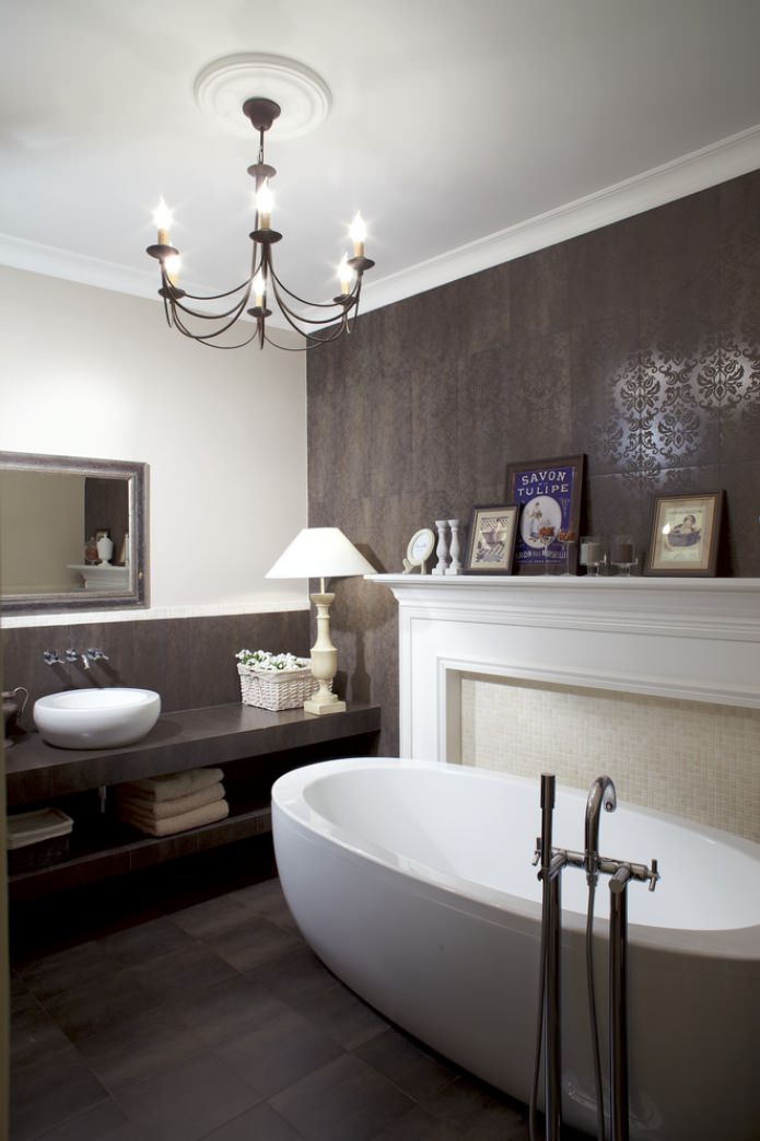 Lustre forgé dans la salle de bain