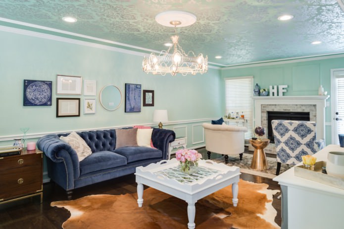 Intérieur du salon dans les tons turquoise