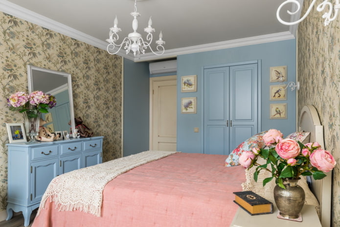 lustre au plafond dans la chambre à coucher de style provençal