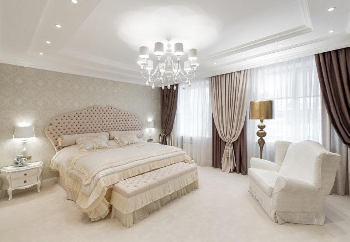 Lustre au plafond dans une chambre de style classique
