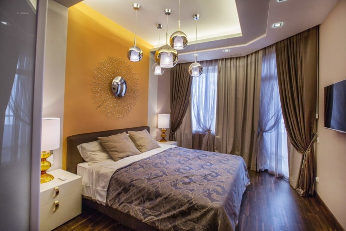 lustre au-dessus du lit dans une chambre