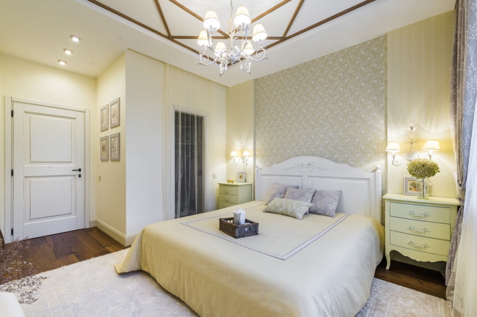 lustre au plafond dans la chambre à coucher de style provençal
