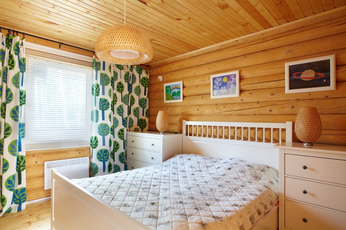 Lustre au plafond dans une chambre