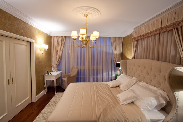 Lustre au plafond dans une chambre