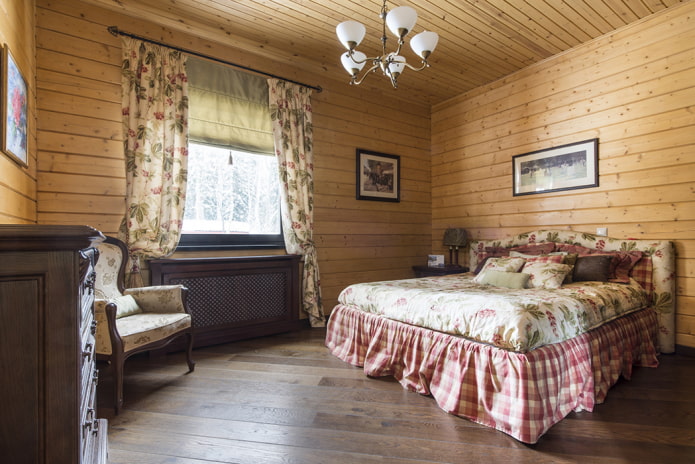 Lustre au plafond dans une chambre
