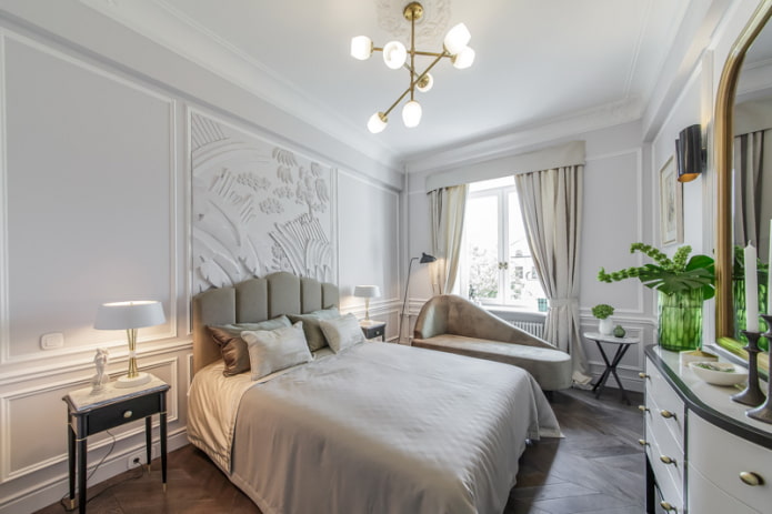 lustre au-dessus du lit dans une chambre