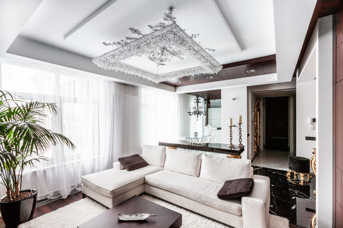 Lustre au-dessus du canapé dans le salon