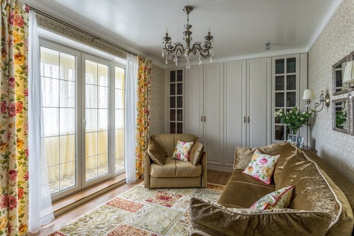 lustre à l'intérieur du hall dans un style classique