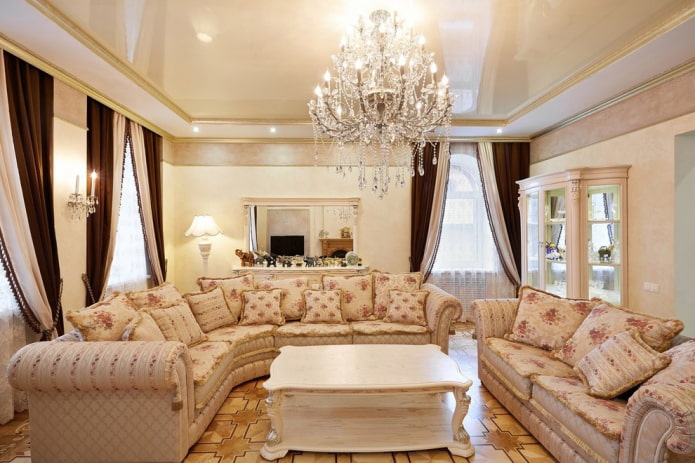 lustre à l'intérieur du hall dans un style classique