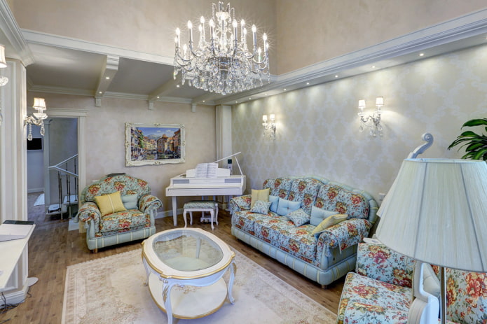 lustre à l'intérieur du hall dans un style classique