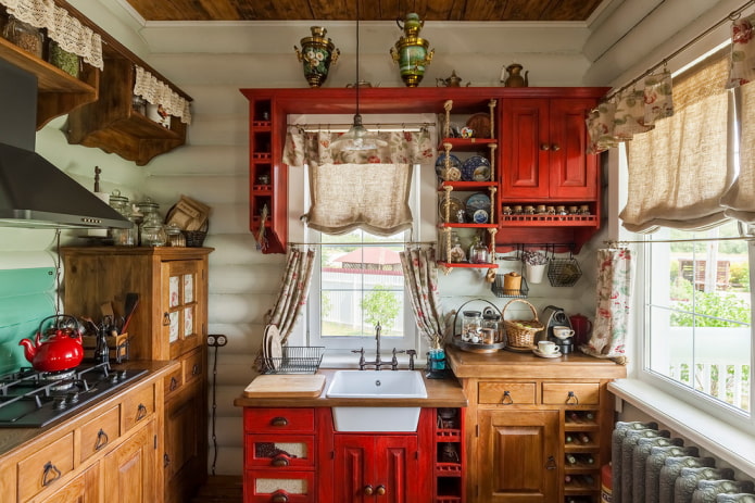 Meubles anciens dans une cuisine de campagne