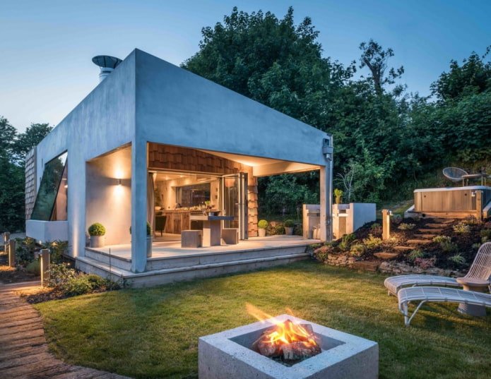 Maison vue depuis un garage