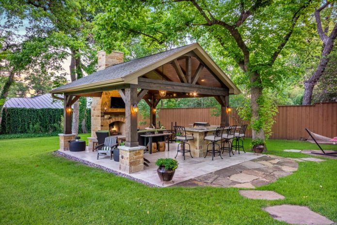Grand salon avec barbecue