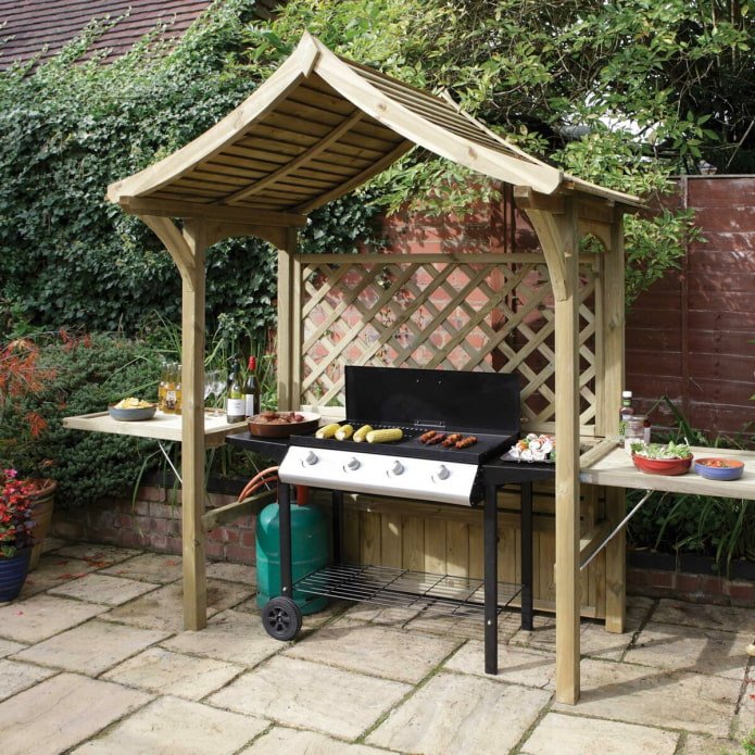 barbecue au charbon de bois avec plateau de table