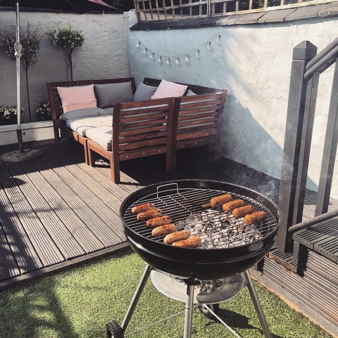 barbecue au charbon de bois à la datcha
