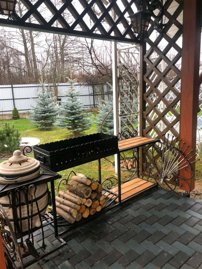 barbecue en métal avec abri à bois