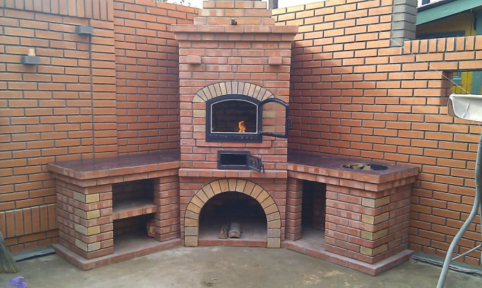 Barbecue d'angle en brique
